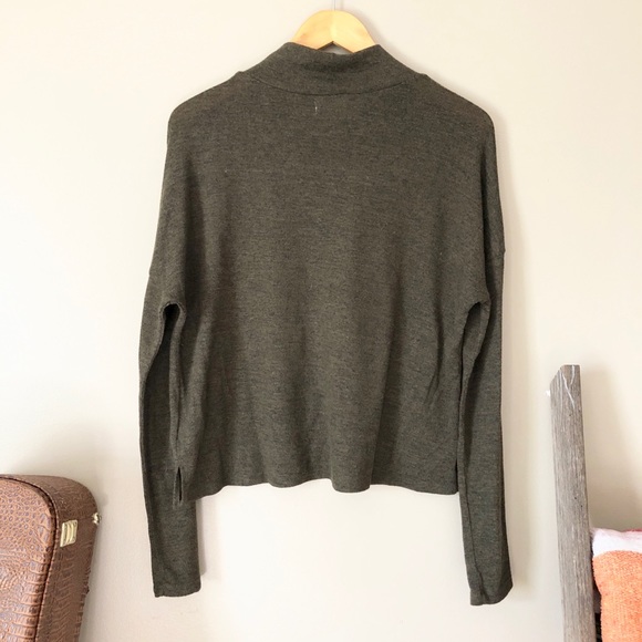 💚 Dark Green Cropped Mock Turtleneck Sweater - Picture 4 of 5